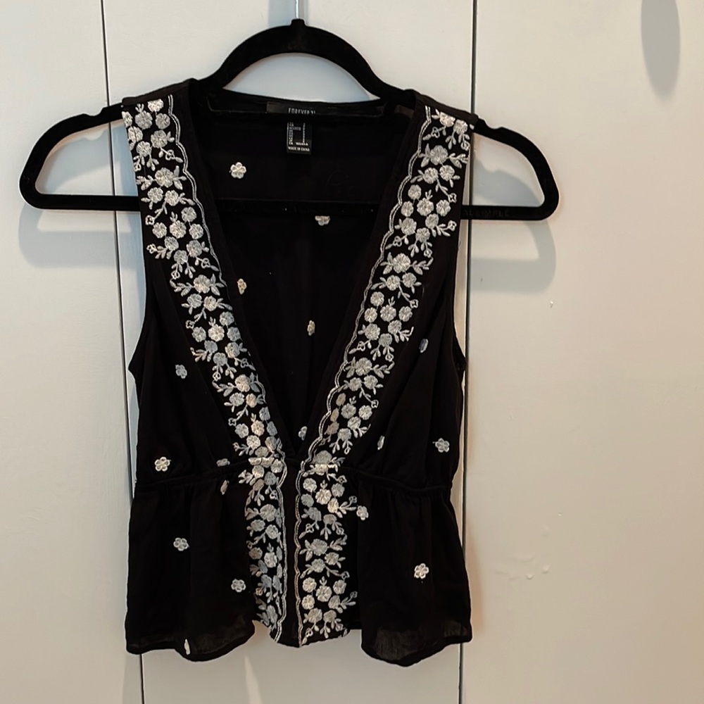 Sleeveless Black floral V-neck Blouse